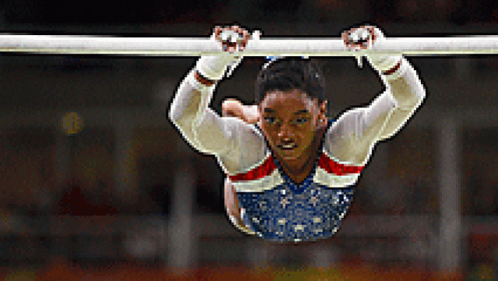 Simone Biles 'tropieza' en las barras asimétricas en la final individual de gimnasia artística de Río 2016