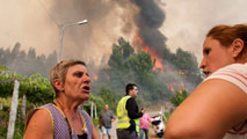 Varios de los incendios activos en Galicia amenazan a zonas habitadas