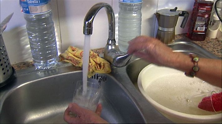 Telediario 1 - Una semana sin poder beber agua del frigo por los herbicidas en La Bisbal d'Empordà, en Girona