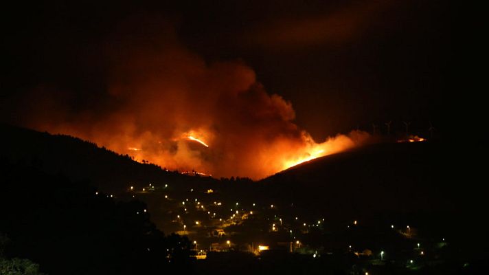 Telediario 1 - Tres de los incendios de Galicia siguen amenazando zonas habitadas mientras se producen las primeras detenciones