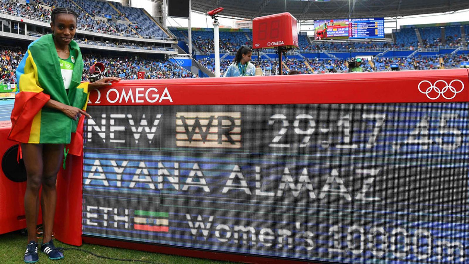 Almaz Ayana ha ganado el primer oro de la competición de atletismo en los Juegos de Río tras ganar la carrera de 10.000 metros con una marca de 29:17.45, catorce segundos menos que la anterior plusmarca mundial.