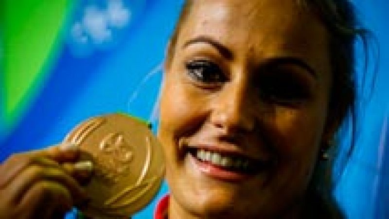 Lidia Valentín, contenta con su medalla de bronce tras una larga lesión