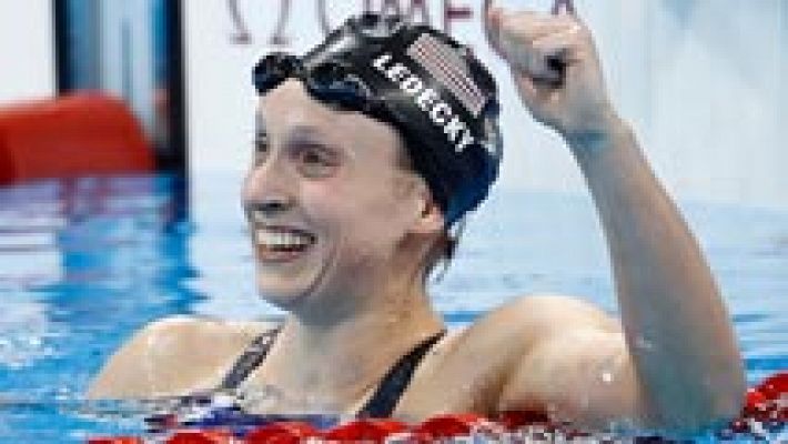 Ledecky gana en los 800m libres y Mireia cuarta