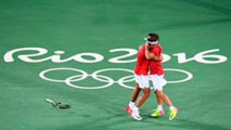 El tenista español Rafa Nadal calificó de "muy especial" la consecución de la medalla de oro en doble junto con su amigo Marc López en los Juegos Olímpicos de Río de Janerio, donde vivió "la emoción más fuerte" al escuchar el himno, mientras Marc no podía "dar crédito" al verse con el oro.