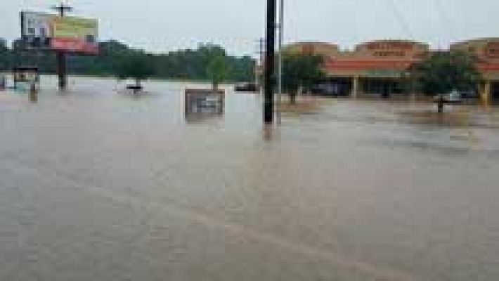 Miles de evacuados y al menos tres muertos por inundaciones en Luisiana