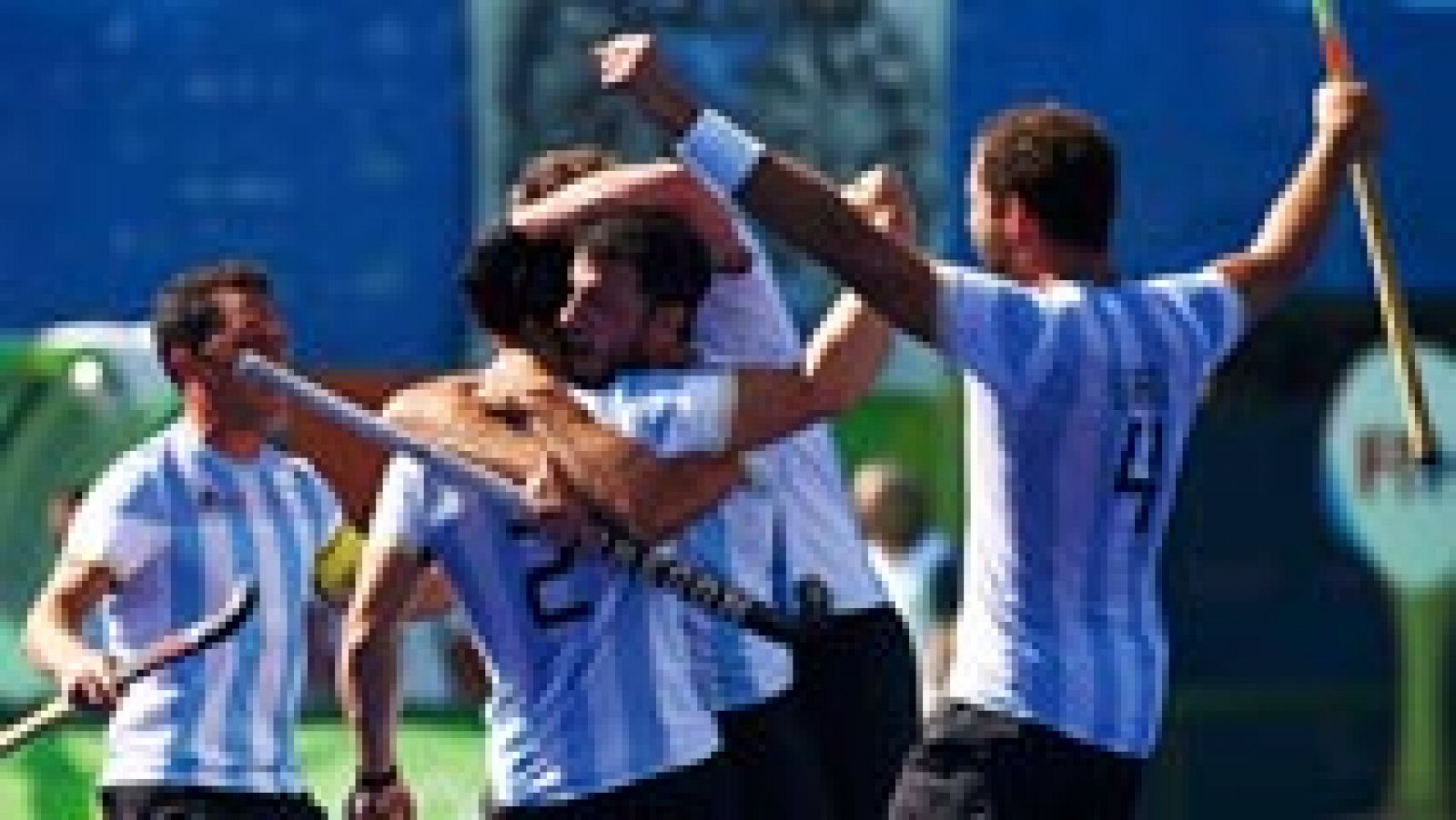 La selección de Argentina frenó la magnífica marcha de España en los Juegos Olímpicos y se clasificó para las semifinales del torneo de hockey tras vencer por 1-2 con un penalti protestado a 1.27 del final.