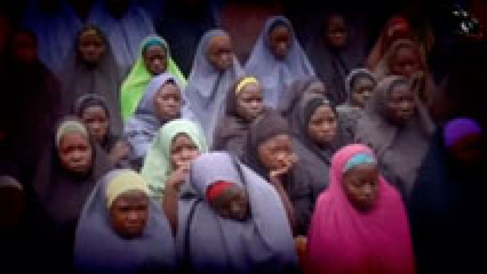 Telediario 1: El grupo islamista Boko Haram ha difundido un nuevo video con el supuesto grupo de niñas y jóvenes secuestradas hace dos años | RTVE Play