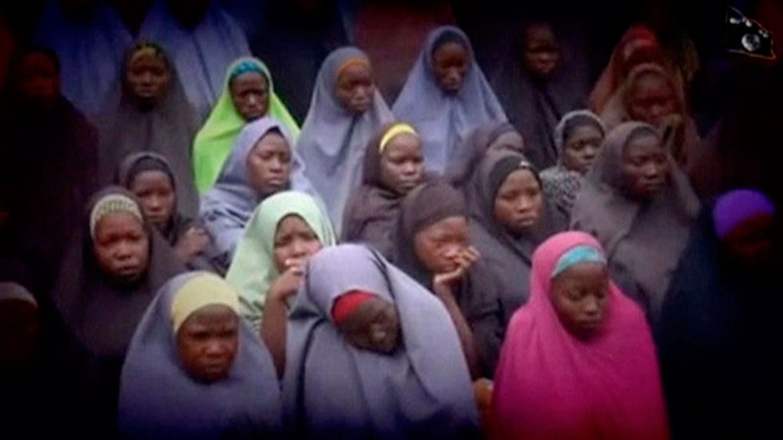 El grupo islamista Boko Haram ha difundido un nuevo video con el supuesto grupo de niñas y jóvenes secuestradas hace dos años