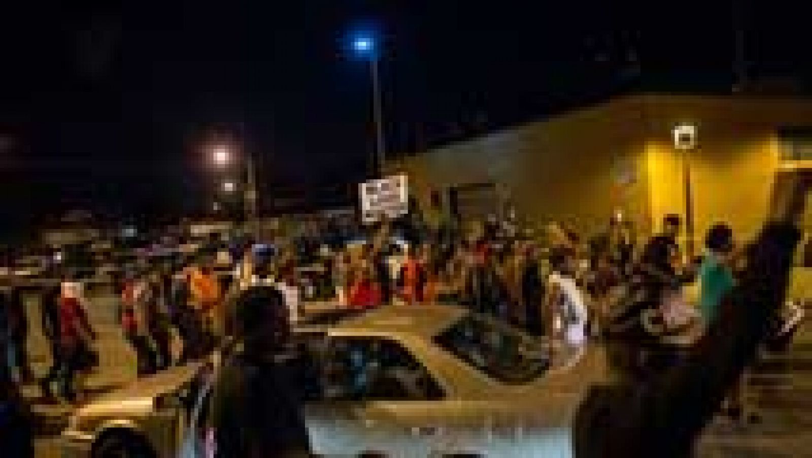 Telediario 1: Segunda noche de disturbios en Milwaukee tras la muerte de un joven negro por los disparos de un policía afroamericano | RTVE Play