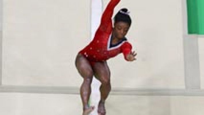 Simone Biles gana el bronce en la final de barra de equilibrios