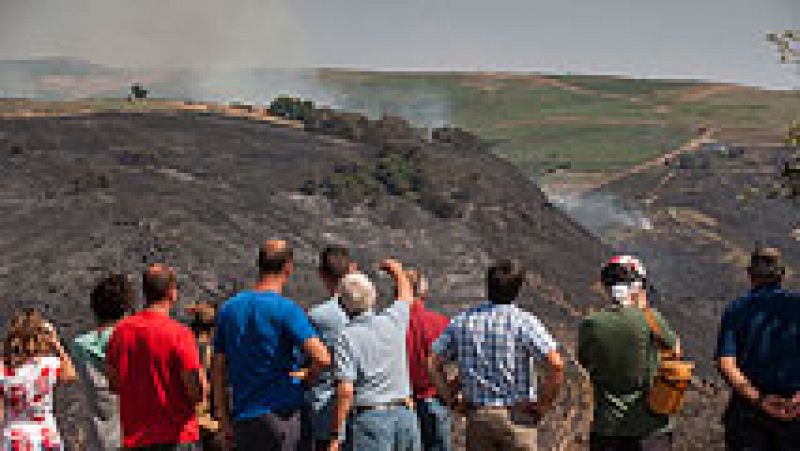 Se desactiva la alerta en el pueblo de Trives, aunque el fuego sigue quemando Galicia