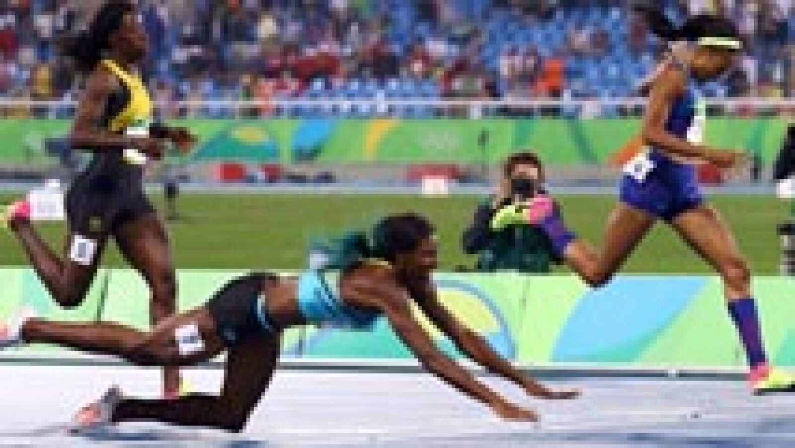 Río 2016: Río 2016. Atletismo | Shaunae Miller se arroja sobre la meta para ganar el oro en 400 | RTVE Play