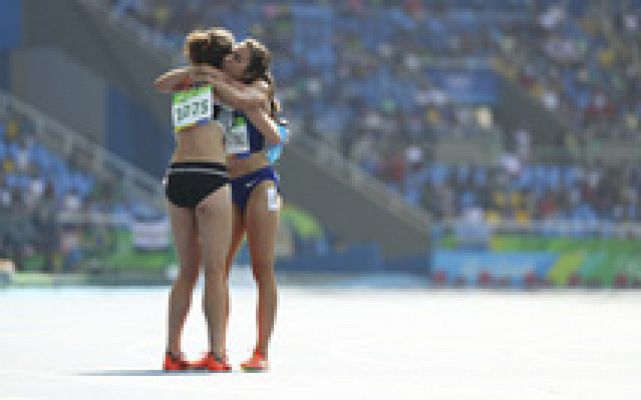 Río 2016 | Dos atletas se ayudan tras una caída en un gesto de deportividad