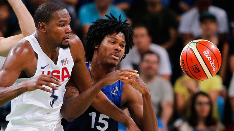 Francia, con la baja de su mejor jugador y capit�n Tony Parker, tute� a Estados Unidos en el cierre de ambos equipos en la primera fase del torneo ol�mpico, un choque en el Arena Carioca 1 que ha terminado con el ajustado marcador de 100-97 a favor del conjunto norteamericano.
