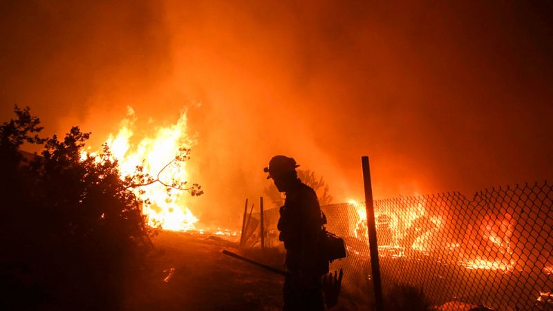 El viento empeora el incendio de San Bernardino en California