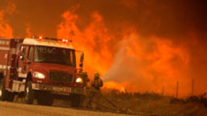 El último gran incendio en California continúa fuera de control