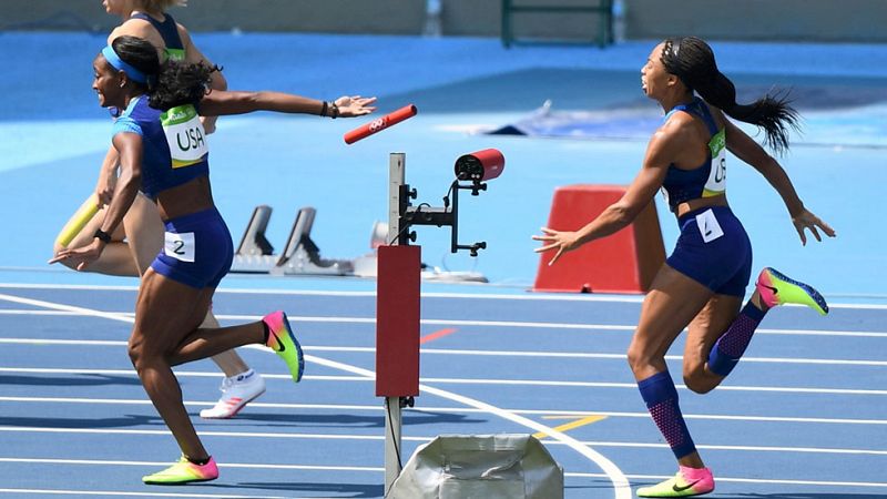 Un error en el relevo entre las corredoras Allison Felix y English Gardner ha dejado fuera de la final del relevo corto femenino a Estados Unidos, las grandes favoritas para el oro