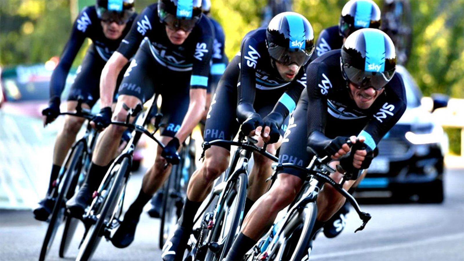 El británico Peter Kennaugh es el primer líder de la Vuelta a España tras el triunfo del Sky en la contrarreloj por equipos disputada entre Laias y Castrelo de Miño (Orense), de 27,8 kilómetros. El Sky se llevó el triunfo con un tiempo de 30.37 minut