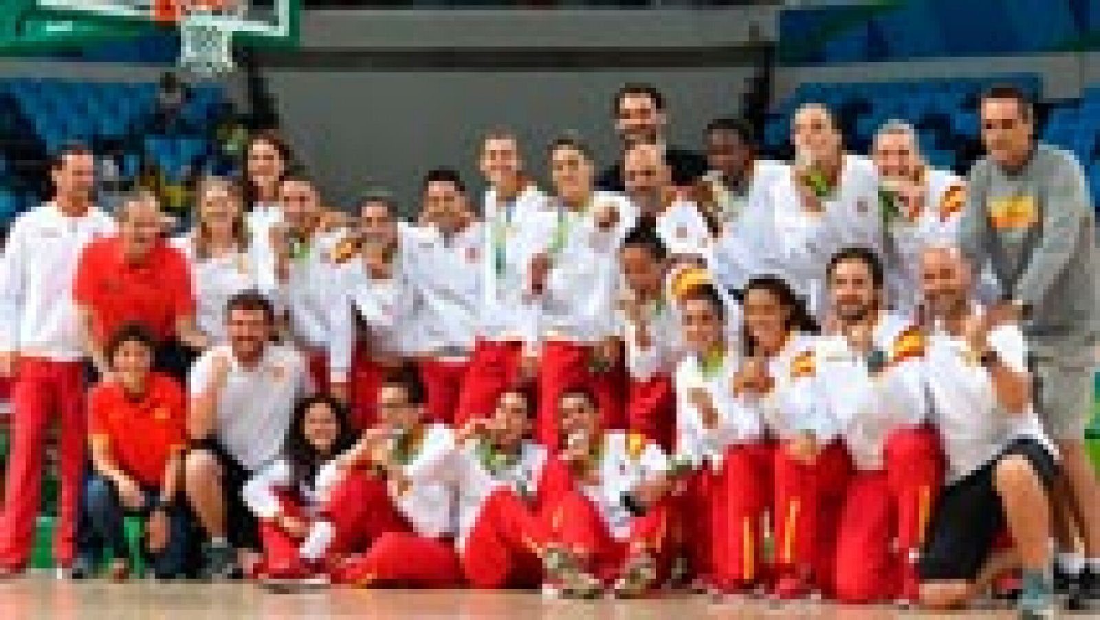 La selección española femenina de baloncesto se colgó este sábado la medalla de plata del torneo de baloncesto de los Juegos Olímpicos de Río 2016 tras caer en la final ante la de Estados Unidos por 101-72. 