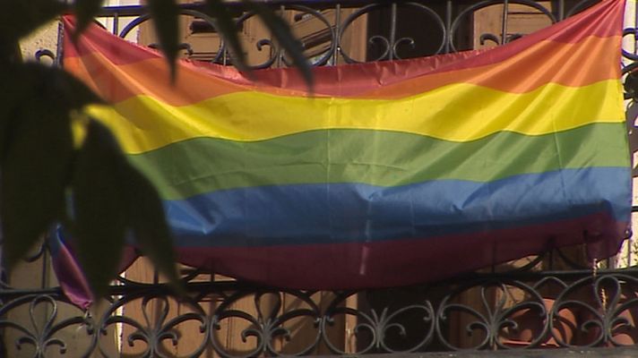 Telediario 1 - 7 personas detenidas por insultar y pegar a una pareja gay en la plaza madrileña de Chueca