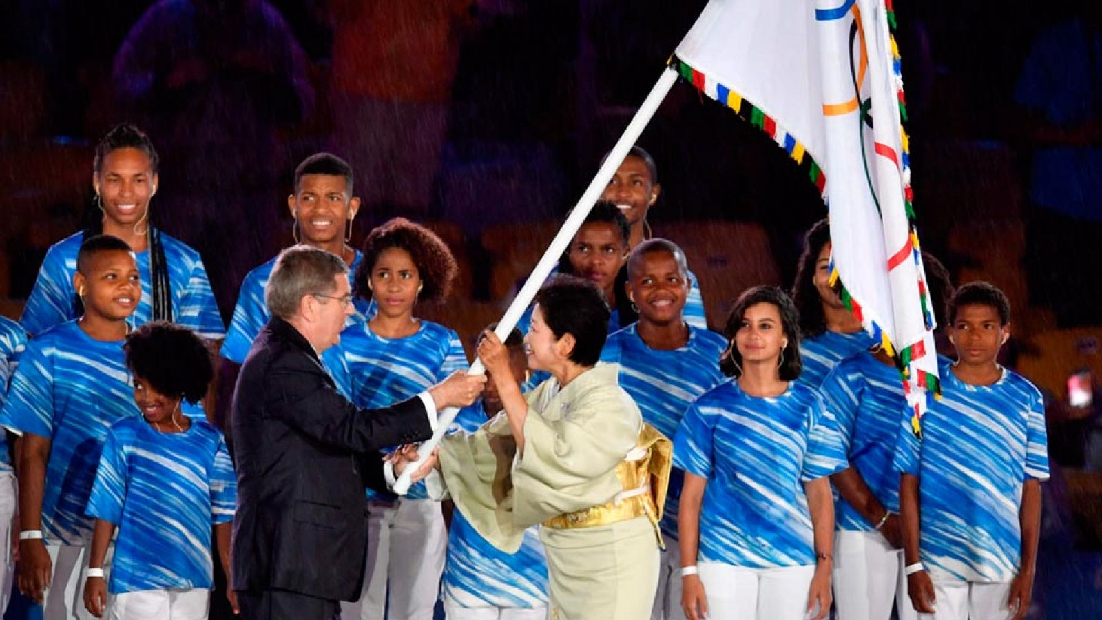 Río 2016. Clausura | Tokio recibe la bandera olímpica