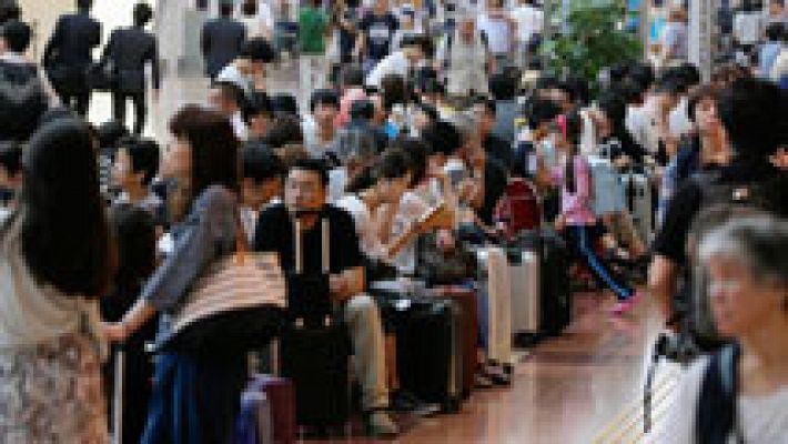 Telediario 1 - El tifón Mindulle paraliza el tráfico aéreo de Tokio y afecta a gran parte de Japón