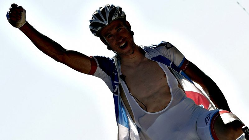 El francés Alexandre Geniez (Francaise) se ha impuesto en la tercera etapa de la Vuelta disputada entre Marín y el Mirador de Ézaro, de 176,4 kilómetros, en la que el español Rubén Fernández (Movistar) se puso líder. Geniez entró en meta con un tiemp