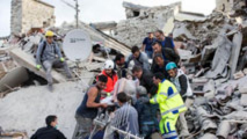 Los equipos de rescate buscan desaparecidos entre los escombros tras el terremoto en centro de Italia