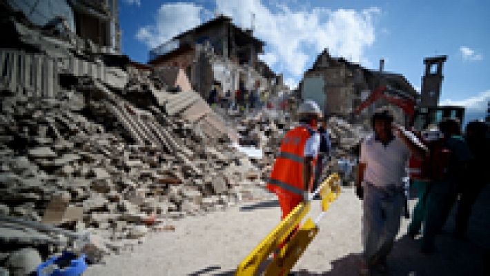 Telediario 1 - Un terremoto de magnitud 6 sacude el centro de Italia y deja decenas de muertos