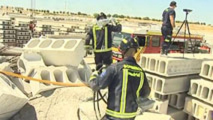 Los bomberos de la Comunidad de Madrid se preparan con simulacros para actuar ante el derrumbe de edificios