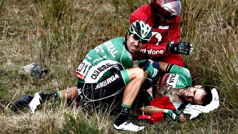 El ciclista mallorquín Lluis Más (Caja Rural) ha sufrido una fuerte caída tras finalizar la cuarta etapa de la Vuelta a España cuando se dirigía al autobús de su equipo. "Los primeros análisis ha señalado una luxación de cadera que ya ha sido reducid