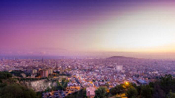 El mirador del Turó de la Rovira en Barcelona, un lugar privilegiado, y masificado, para contemplar la ciudad