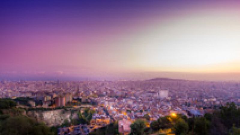 El mirador del Turó de la Rovira en Barcelona, un lugar privilegiado, y masificado, para contemplar la ciudad