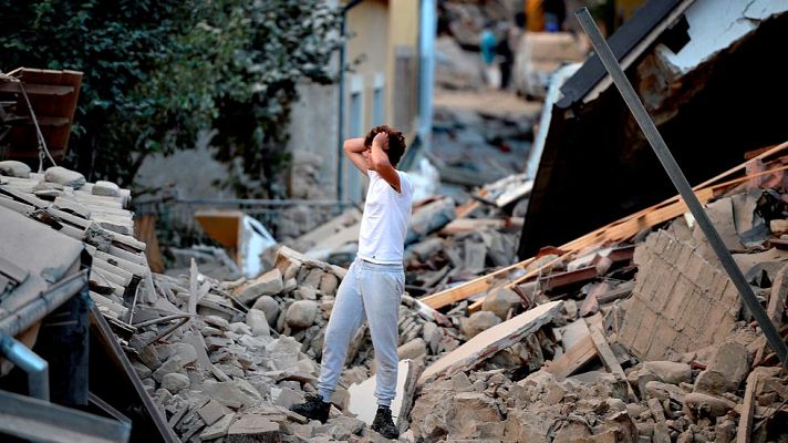 Telediario 1 - Un terremoto arrasa varias localidades del centro de Italia y deja al menos 159 muertos