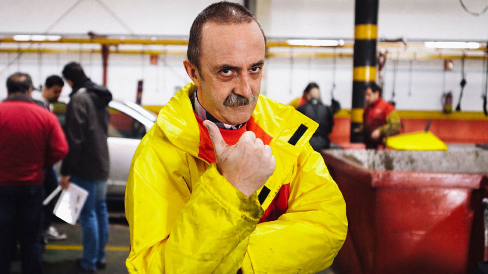 Trabajo Temporal - Santi Rodríguez desmonta el motor de un coche