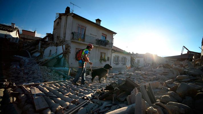 Telediario 1 - Los equipos de rescate siguen buscando supervivientes tras el terremoto de Italia