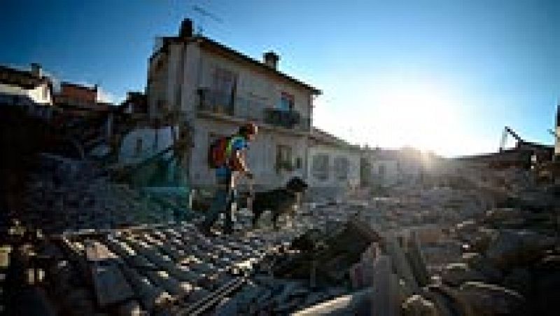 Los equipos de rescate siguen buscando supervivientes tras el terremoto de Italia