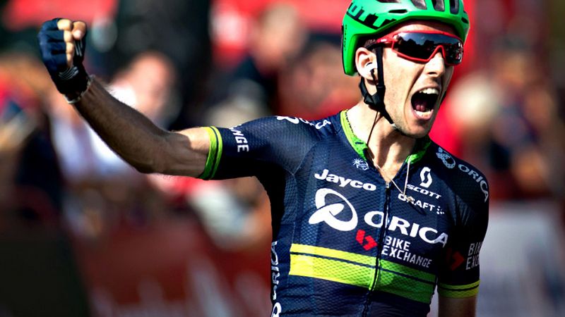 El británico Simon Yates (Orica) se ha impuesto en la sexta etapa de la Vuelta a España que se ha disputado con un recorrido de 163,2 kilómetros entre Monforte de Lemos y Luintra, en la que el colombiano Darwin Atapuma (BMC) conservó el maillot rojo