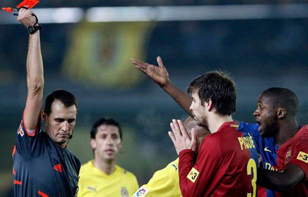  - Piqué celebra su 'no-expulsión'