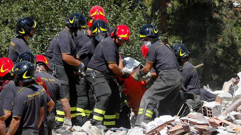 Más de 5.000 policías, bomberos y voluntarios buscan contra reloj a supervivientes del terremoto en Italia