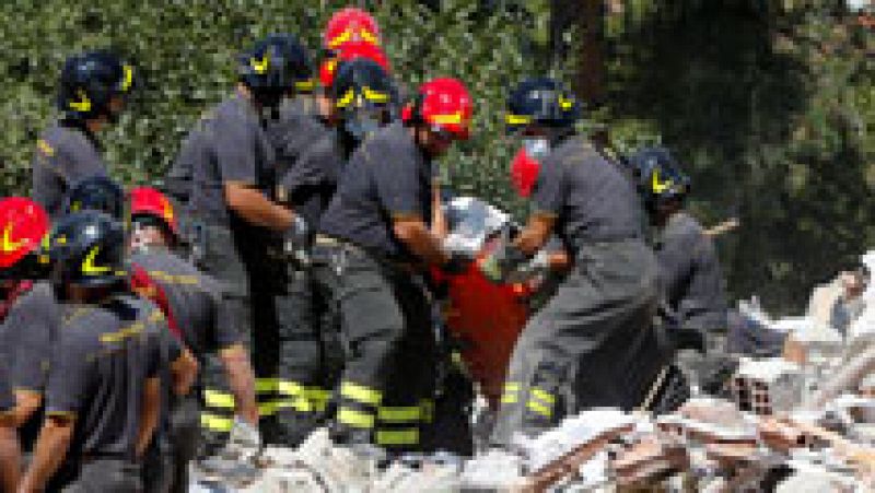 Más de 5.000 policías, bomberos y voluntarios buscan contra reloj a supervivientes del terremoto en Italia