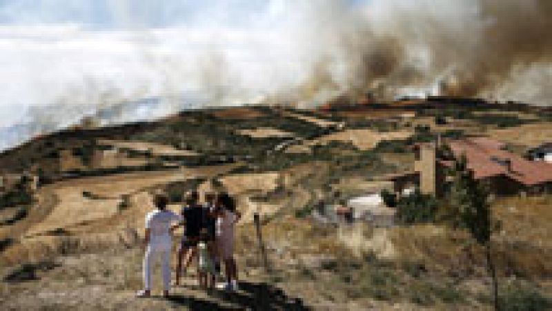 Los bomberos comienzan a estabilizar el fuego entre las localidades navarras de Tafalla y Pueyo