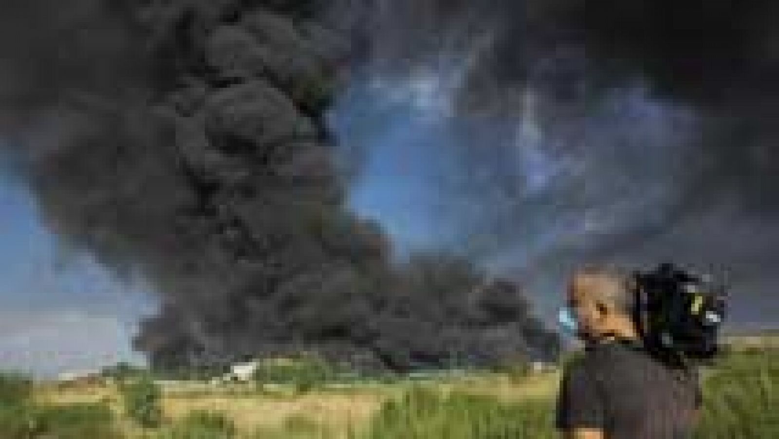 Telediario 1: Un incendio en una planta de reciclaje clausurada en Chiloeches, Guadalajara, provoca una gran columna de humo tóxico | RTVE Play