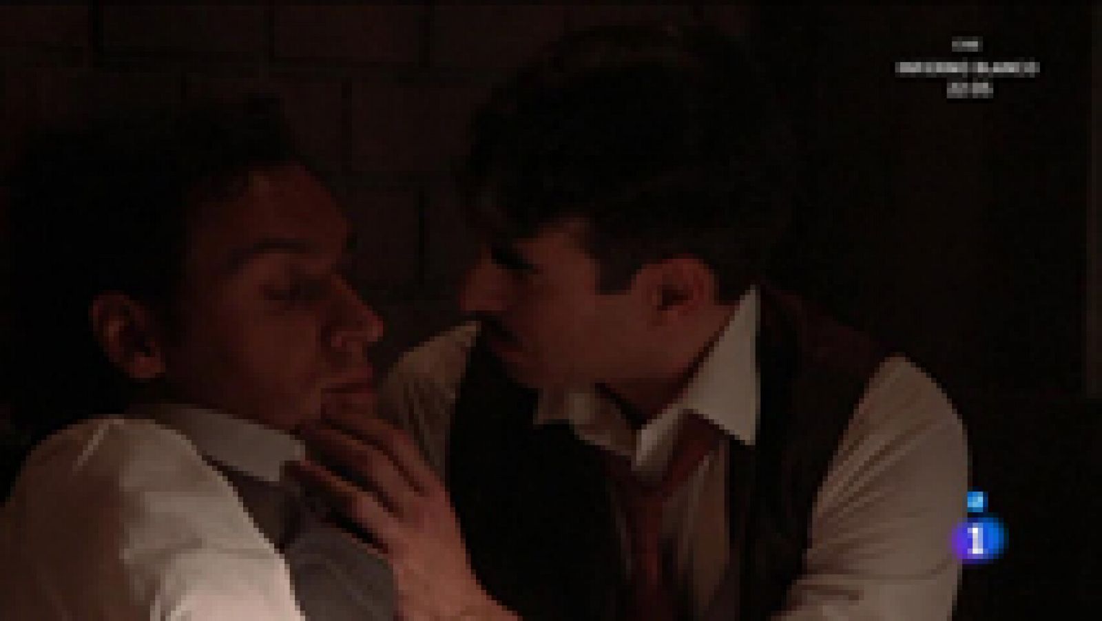 ¡Velasco le roba un beso a un Gabriel muy ebrio!
