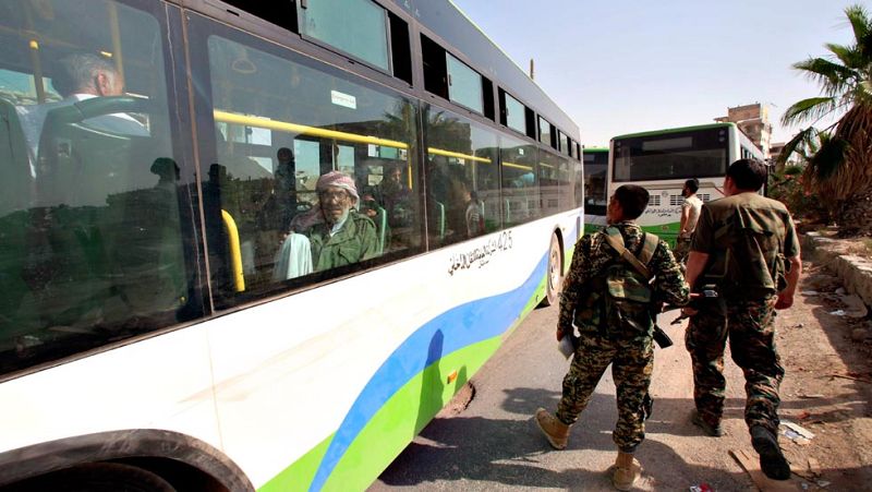 Milicianos rebeldes y civiles salen de Daraya tras el acuerdo con el régimen de Siria