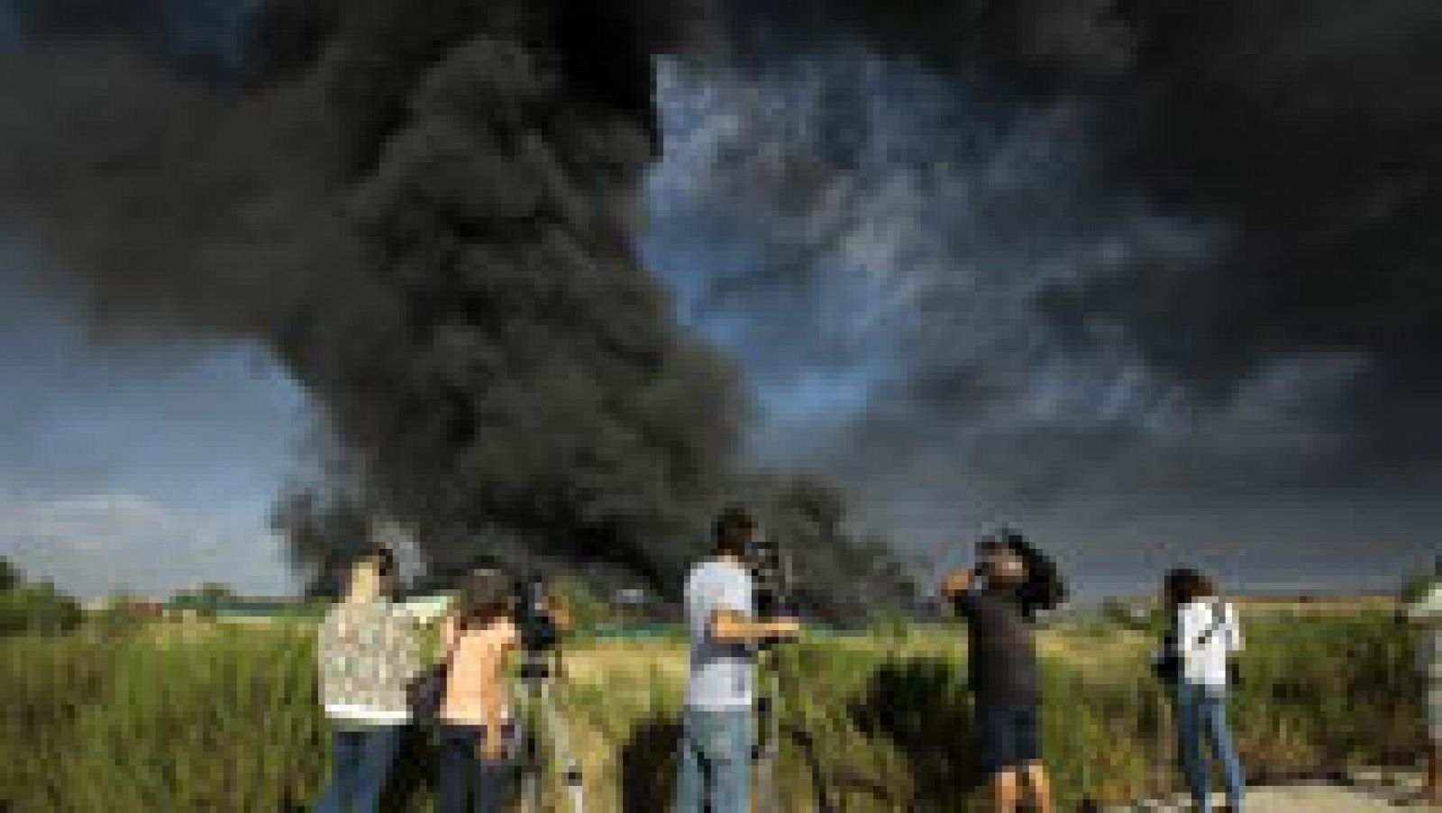 Telediario 1: Un incendio en una planta de reciclaje clausurada en Guadalajara provoca una columna de humo tóxico | RTVE Play