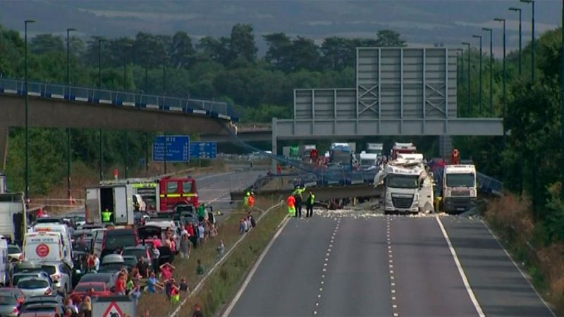 Un puente cae sobre un camión en el Reino Unido 