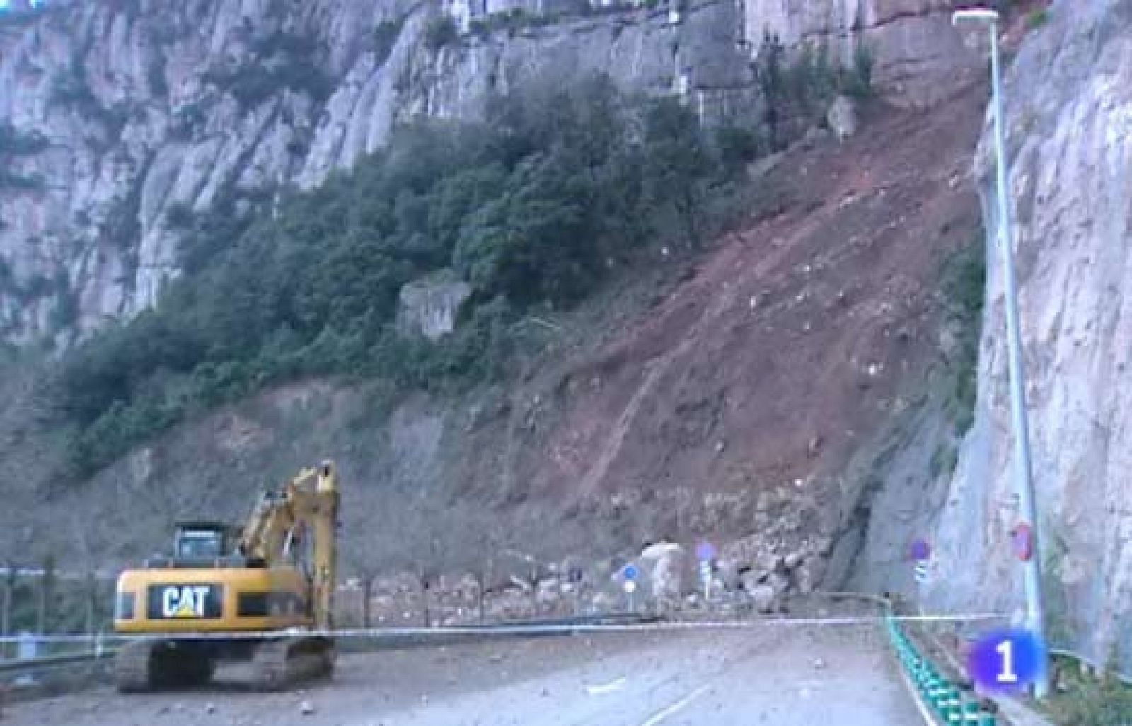 Han tenido que dejar sus vehículos y bajar en teleférico de la montaña. 