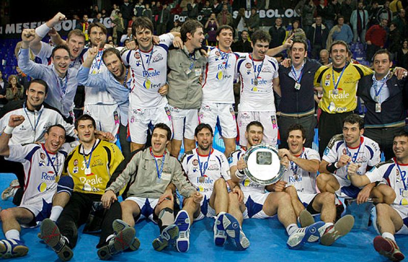 El Ademar ha ganado su sgunda Copa Asobal, al imponerse al Barcelona por un contundente 25-31. Los leoneses han dado la sorpresa en el campo del Barcelona.