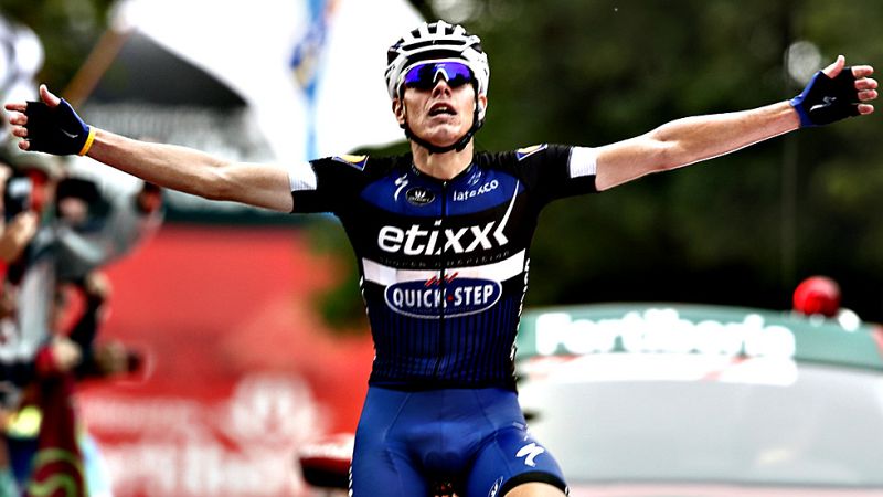 El español David de la Cruz (Etixx) ha ganado la novena etapa de la Vuelta a España disputada entre Cistierna y el Alto del Naranco, de 164,5 y además se ha convertido en maillot rojo de líder. De la Cruz, con un ataque a 600 metros de meta alzó los 
